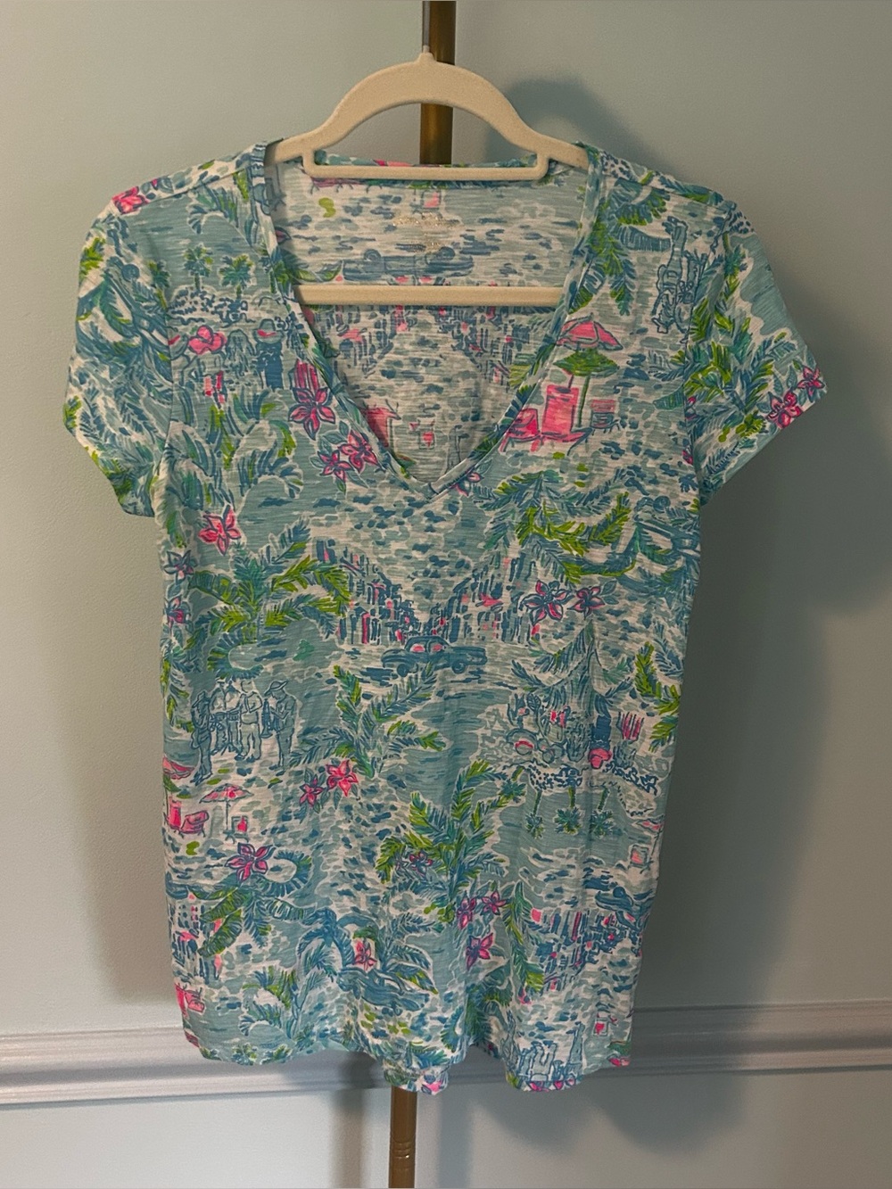 Lilly Pulitzer What a Lovely Place V-Neck Short Sleeve T-Shirt Size Small